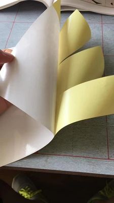 Papier adhésif mat pour l'impression, imperméable à l'eau et auto-adhésif
