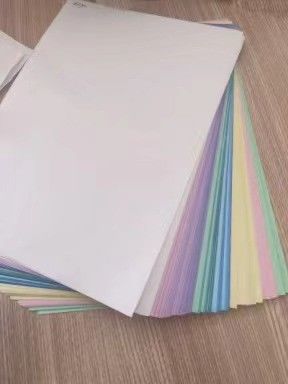 Impression avec du papier et du carton duplex résistant à l'humidité