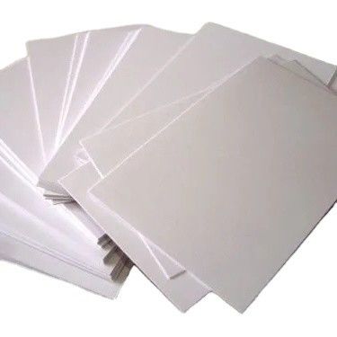 Matériau de revêtement en kaolinite C2S Carte d'art pour la publicité des supermarchés Efficace