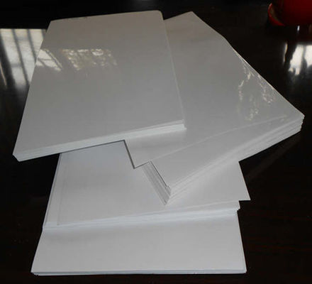 Commande personnalisée Papier d'impression offset sans bois couleur crème non recouvert 55 gm 60 gm 70 gm 80 gm