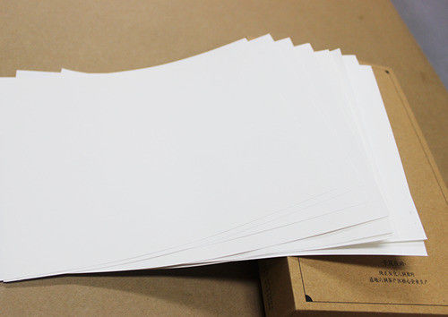 Papier d'impression offset blanc non revêtu, sans bois, en feuilles pour les exigences de reliure