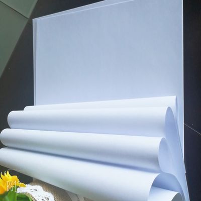 Rouleaux de papier de copie blanche à base de pâte de bois à 100% destinés à une impression professionnelle