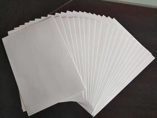 Papier revêtu de carton d'art de 700*1000 mm, fabriqué à partir de pâte de bois recyclée pour l'emballage