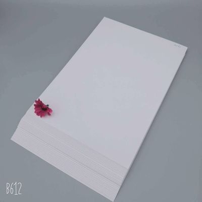 Carte d'ivoire recouverte d'un côté de pâte vierge blanche pour les solutions d'emballage en papier provenant d'une usine