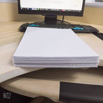 Taille personnalisée 70GSM 80GSM Papier blanc brut de Yunbao pour les besoins en papier d'emballage alimentaire