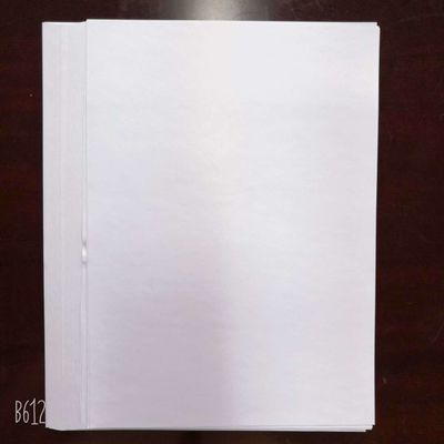 Des cartes d'ivoire virgines en pâte à papier de l'usine APP pour des emballages solides et durables