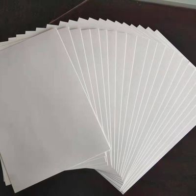 Des cartes d'ivoire virgines en pâte à papier de l'usine APP pour des emballages solides et durables