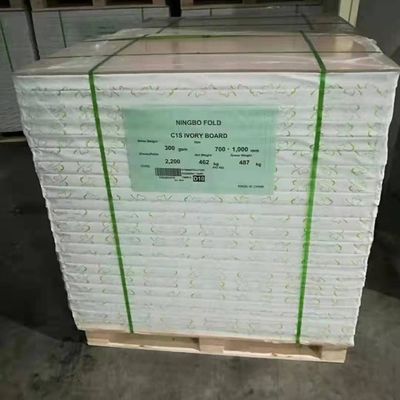 Des cartes d'ivoire virgines en pâte à papier de l'usine APP pour des emballages solides et durables